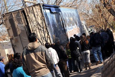 MDZol | Esta mañana, en plaza Illía del barrio San Rafael, los vecinos hicieron fila para comprar. Foto: Agustín Mauricio/Mediamza.com