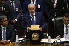 El nuevo presidente de Brasil, Luiz Inacio Lula da Silva, pronuncia un discurso después de tomar juramento durante su ceremonia de investidura en el Congreso Nacional en Brasilia, el 1 de enero de 2023. Foto: AFP