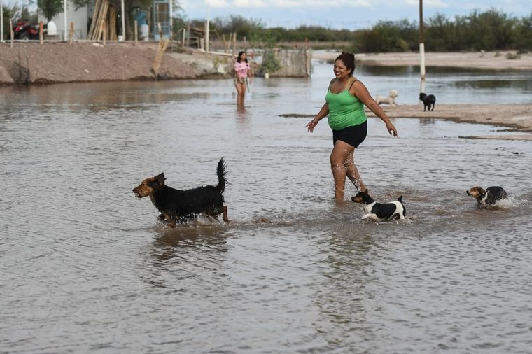 La alegría de un pueblo que disfruta la llegada del agua después de 10 años Foto: Juan Ignacio Blanco/MDZ