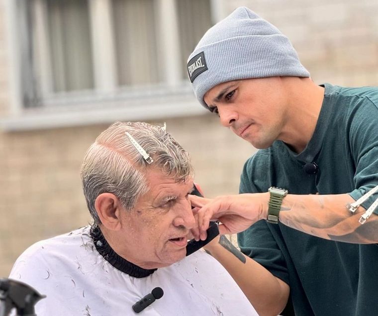 Víctor Mansilla corta el pelo a las personas en situación de calle a cambio de que le cuenten su historia de vida. Foto: Instagram @victormansillaok