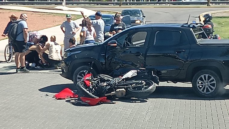 Transeúntes asistieron en primera instancia al motociclista lesionado en el accidente.&nbsp;