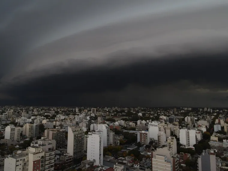 Aunque los especialistas no prevén un verano de calor extremo como en Europa, alertan sobre posibles temporales de lluvia.