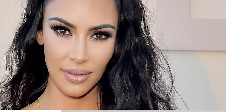 Foto: Popsugar - https://media1.popsugar-assets.com/files/thumbor/mzUiLo-8Y10peZM55u_w6Loa-h4/612x451:2344x2183/fit-in/2048xorig/filters:format_auto-!!-:strip_icc-!!-/2019/11/19/007/n/1922398/d3c823415dd4769f7d9263.82518194_/i/Kim-Kardashian.jpg