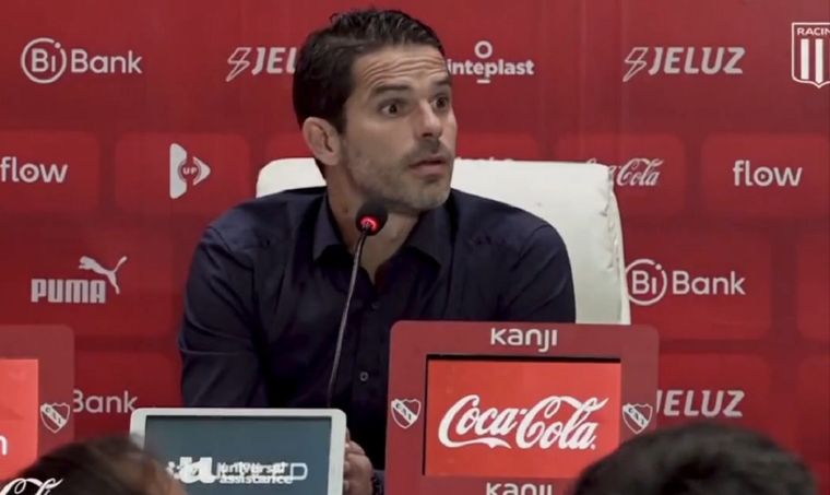 Pintita no dudó y encaró al periodista que lo interrumpió en conferencia de prensa.