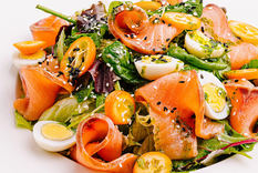que preparar en verano: ensalada verde con salmon ¡lista en pocos pasos!
