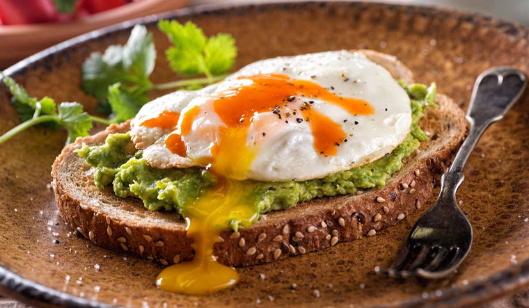 Receta fácil: tostadas de aguacate con huevo pochado y espinacas Foto: Demillo