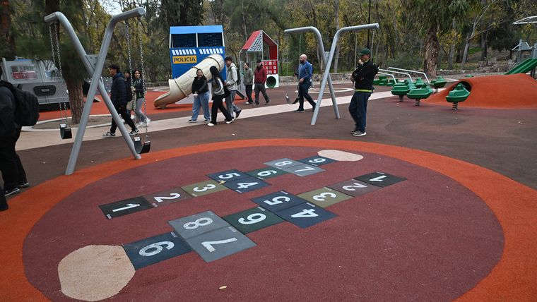 En el medio del recorrido del Ecoparque hay una plaza. En el medio del recorrido del Ecoparque hay una plaza.