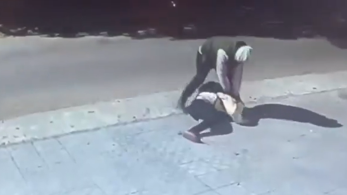 Un ladrón tiró al piso a un nene de 12 años para robarle cuando iba a la escuela y el video es aberrante