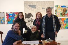 El artista rodeado de amigos, entre ellos el presidente del FNA, Tulio Andreussi G, la otrora senadora Cristina Guzmán y Carlos María Pinasco.