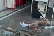 Rompieron un blindex y robaron en el local del diseñador Ariel Quintana Foto: Captura de video