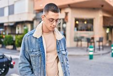 El significado de caminar con la mirada hacia abajo. El significado de caminar con la mirada hacia abajo.