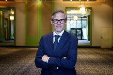 insolito: un jugador que compro foster gillett no tiene club y se entrena solo en una plaza