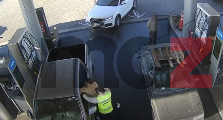 Uno de los puñetazos que le propinó el empresario Ramiro Alonso Isgró a la víctima.&nbsp;