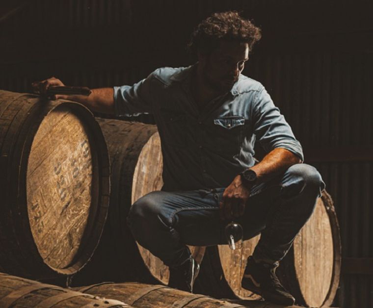 Gabriel Williams es encargado de producción y arquitectura y quien se apoyó en su hermano para juntos obtener un destilado pura innovación. Gabriel Williams es encargado de producción y arquitectura y quien se apoyó en su hermano para juntos obtener un destilado pura innovación.