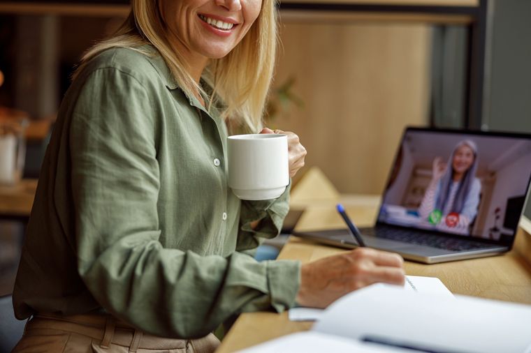 Las minutas de las reuniones se guardan de forma automática en una carpeta dedicada dentro del servicio de almacenamiento en la nube. Las minutas de las reuniones se guardan de forma automática en una carpeta dedicada dentro del servicio de almacenamiento en la nube.