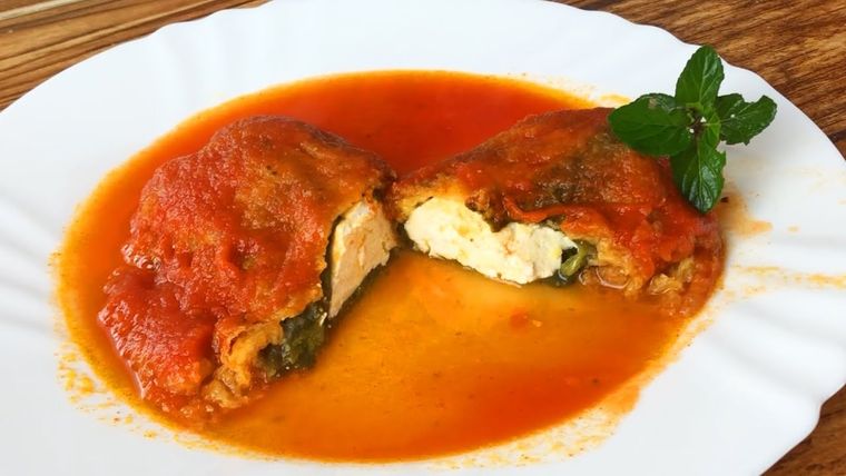Aprende a preparar chiles rellenos de queso con esta sencilla receta.