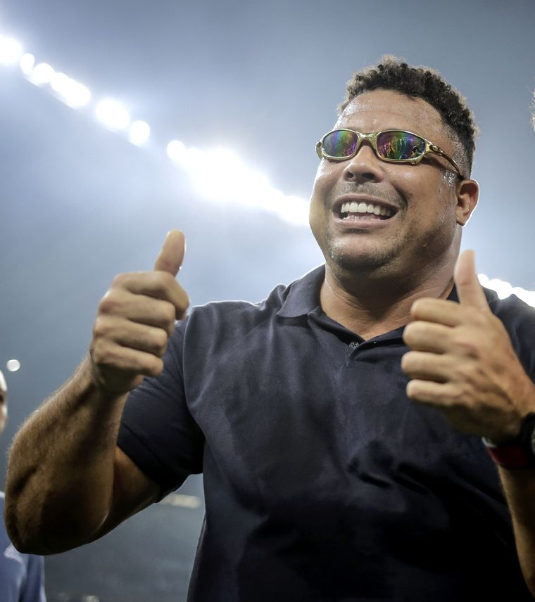 Ronaldo festeja el ascenso de su amado Cruzeiro. Foto: @Cruzeiro