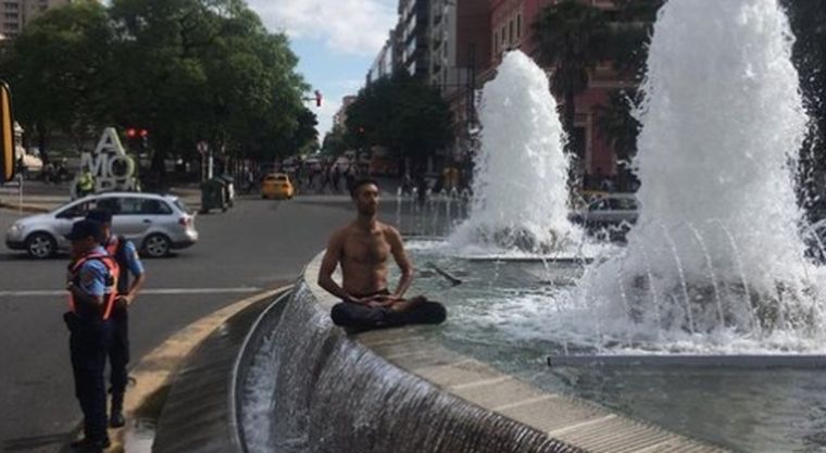 Un hombre fue detenido por bañarse desnudo en una fuente en Córdoba Un hombre fue detenido por bañarse desnudo en una fuente en Córdoba