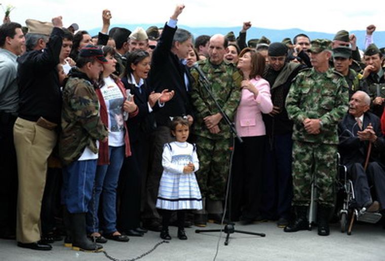 Emoción y llanto hubo en el aeropuerto tras la liberación. Foto: AFP