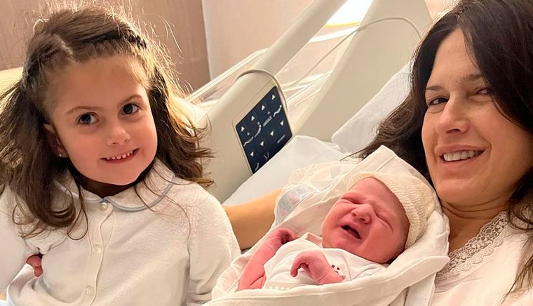Increíble parecido Isabel Macedo mostró su parecido con una de sus hijas