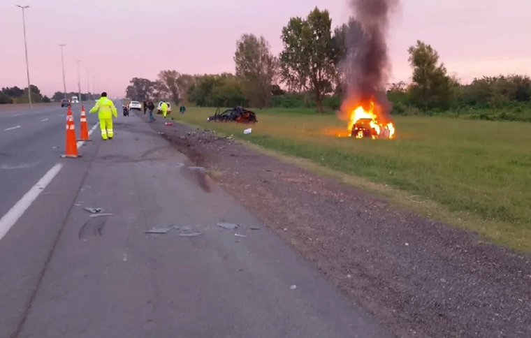 El vehículo del conductor que causó la tragedia se prendió fuego al costado de la autopista Foto: NA