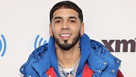 Anuel AA se llevó un gran susto en pleno show en vivo.