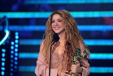 Shakira deslumbró con un vestido estilo griego.