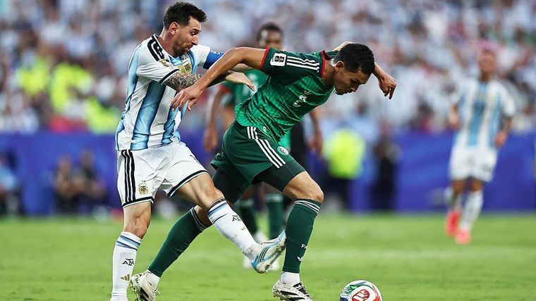 Lionel Messi evitó la revisión del VAR por una jugada similar a la que provocó la expulsión de Folarin Balogun.
