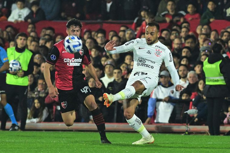 Newells y un duro panorama ante Corinthians: debe ganar por al menos dos goles para avanzar Foto: Télam