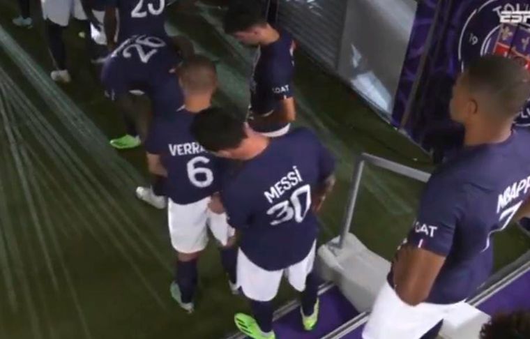 Verratti le pidió a Messi que le mirara el talle del short.