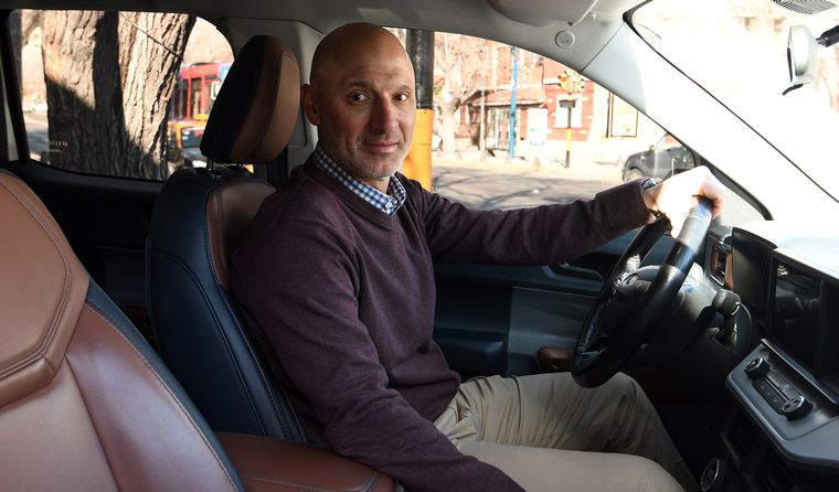 Federico Ostropolsky, simbolizando un "encendido" de uno de los vehículos, para dar inicio a la actividad en el nuevo local de Surmotors Usados. Federico Ostropolsky, simbolizando un "encendido" de uno de los vehículos, para dar inicio a la actividad en el nuevo local de Surmotors Usados.