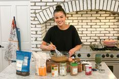 Selena Gómez aprendió a preparar un delicioso sandwich de pollo frito, con una salsa increíble. Foto: Instagram