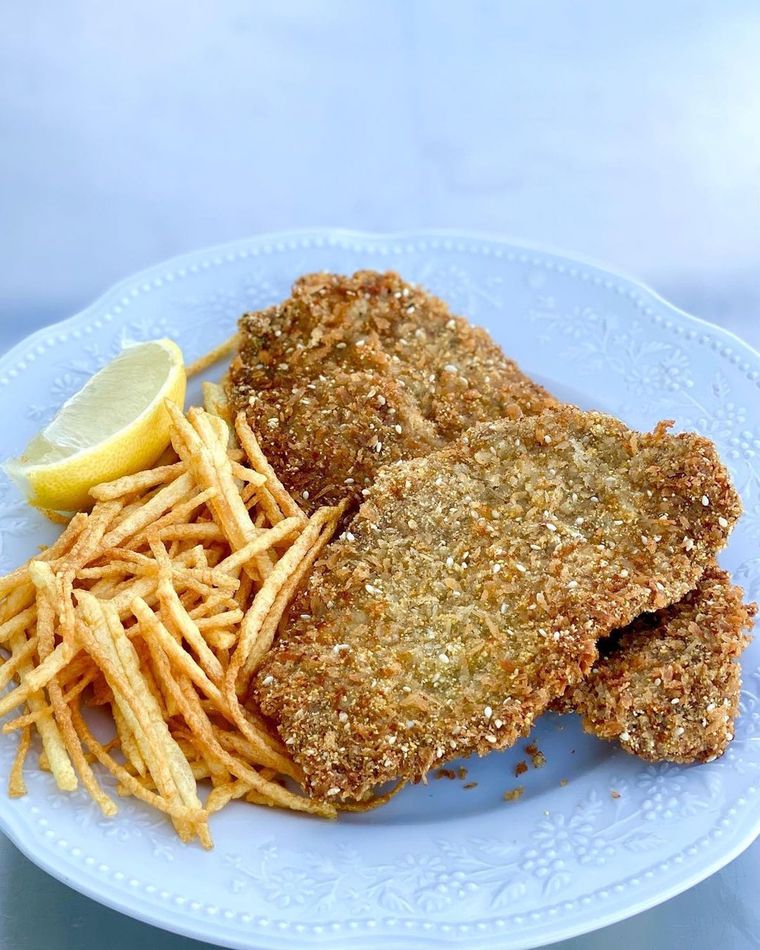 Las milanesas con papas fritas son un clásico del menú de los argentinos. 