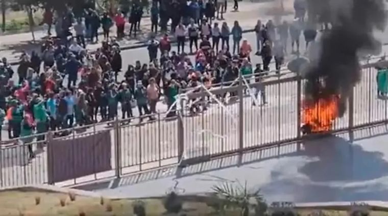 Diputados opositores denunciaron que fueron “encerrados” con candados Foto: Noticias Argentinas