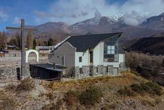 La iglesia está ubicada en un cerro del valle del Sol con una arquitectura elegante y una vista panorámica que enamora.