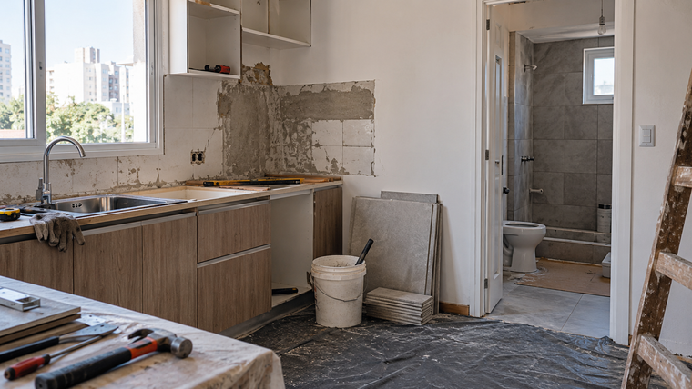 La renovación completa del baño o la cocina contempla materiales, mano de obra, instalaciones y reemplazo del equipamiento.