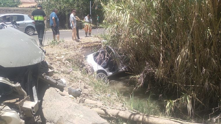 El coche en el interior del canal luego del accidente. Foto: Gentileza