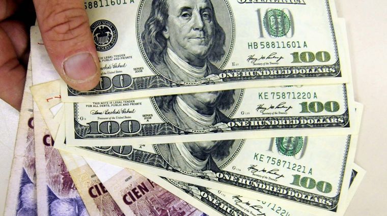 El dólar blue cotiza hoy en 170 para la venta. Foto: elsol-compress-release.s3-accelerate.amazonaws.com/images/large/1524914875110dolares y pesos.jpg