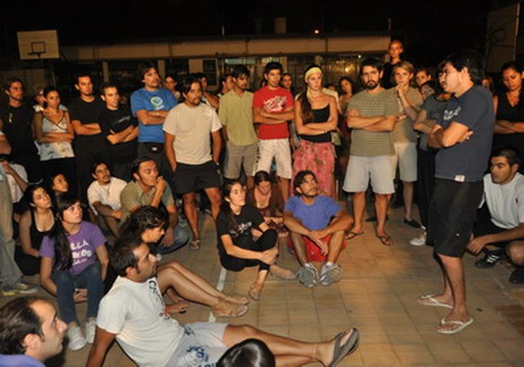La asamblea en el Colegio Pablo Nogués. Foto: Nacho Gaffuri / MDZ