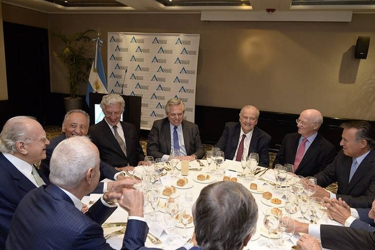 Alberto Fernández en un reunión con los empresarios antes de la pandemia.