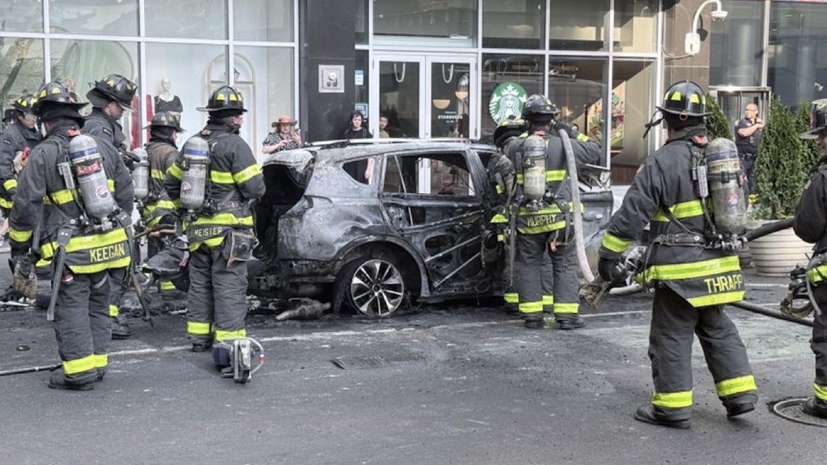 Pánico en Nueva York: se incendió un auto y explotó en pleno Wall Street