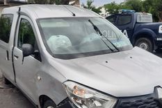 Como quedó el auto robado tras la persecución y el choque.