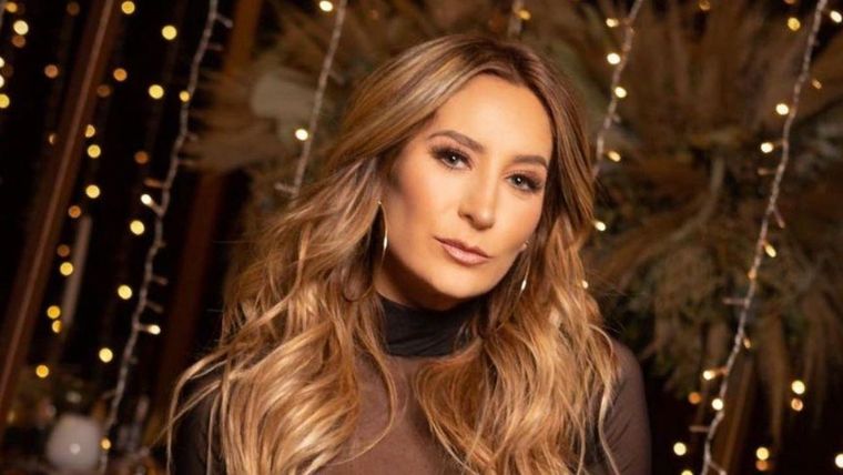 Geraldine Bazán elevó la temperatura luciendo un audaz diminuto bikini.