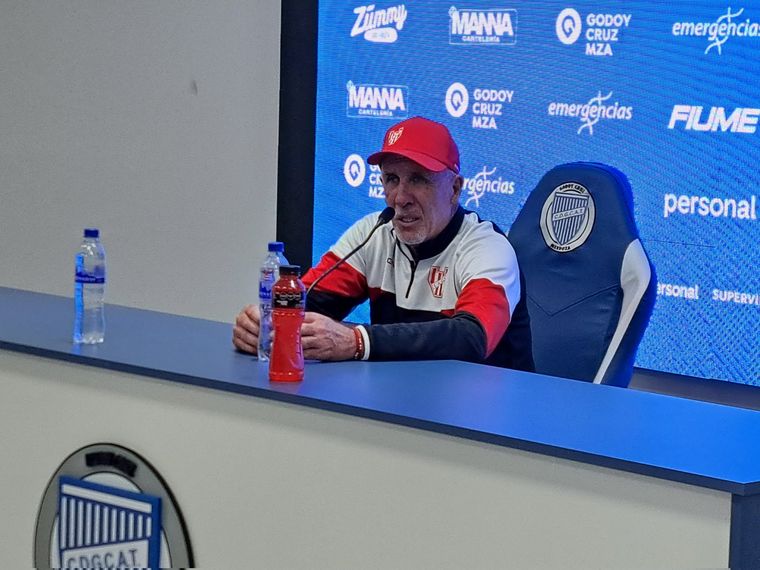 El Gato Oldrá recibió un merecido homenaje en su vuelta al Gambarte como DT de Instituto y luego se sinceró ante los medios. Foto: Chicho Bazzali El Gato Oldrá recibió un merecido homenaje en su vuelta al Gambarte como DT de Instituto y luego se sinceró ante los medios. Foto: Chicho Bazzali