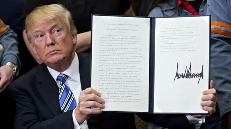 Trump firmando una orden ejecutiva sobre las importaciones de acero en 2018. Foto: Getty Images