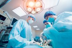 Un equipo de cirujanos del Hospital Italiano reconstruyó la mano derecha de Exequiel, un joven de 23 años que perdió cuatro dedos y parte de uno en un accidente laboral Foto: Shutterstock