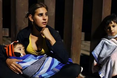 MDZol | Una madre cubana y sus hijos en Arizona el pasado mes de febrero esperan a entregarse a las autoridades de EE.UU. tras cruzar clandestinamente la frontera desde México. Foto: Getty Images