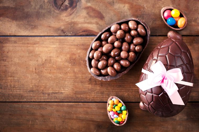 Para poder elaborar tus propios huevos de chocolate para esta Pascua y que sean deliciosos la clave está en elegir un buen chocolate.