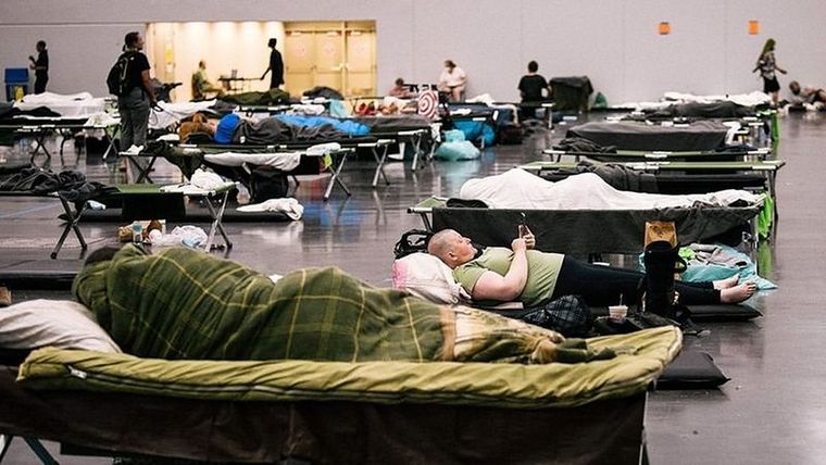 Personas afectadas por el intenso calor encuentran refugio en un centro de refrigeración en Norte América. Foto: GETTY IMAGES