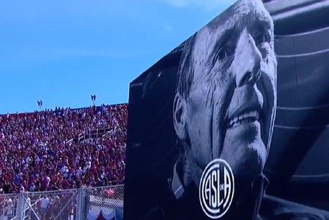 “¡Hasta siempre, Miguelo!”, el mensaje que acompañó la imagen de Russo en las pantallas del estadio. “¡Hasta siempre, Miguelo!”, el mensaje que acompañó la imagen de Russo en las pantallas del estadio.